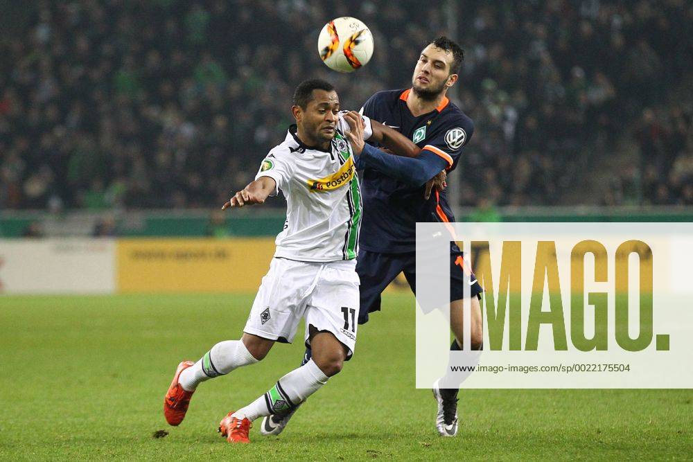 Moenchengladbach Raffael ( 11, Borussia Moenchengladbach) im Zweikampf mit Levin Oeztunali ( 11, Werder Bremen), Borussia Moenchengladbach vs. SV Werder Bremen, Fussball, DFB Pokal, 15.12.2015,