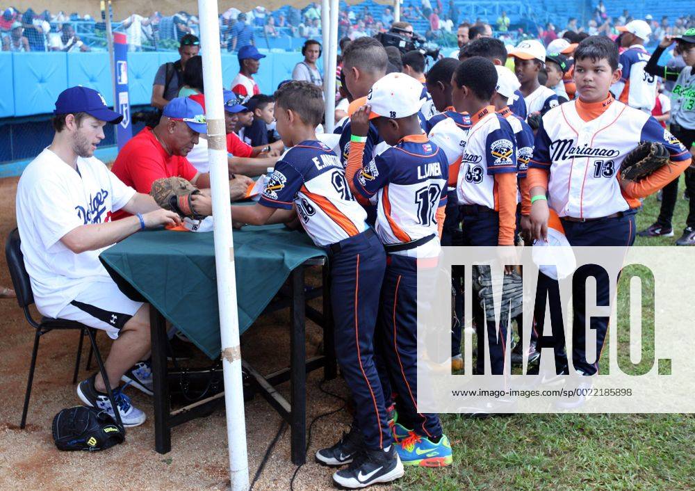 MLB Baseball Herren USA Los Angeles Dodgers Clayton Kershaw (L) signs some autographs during a class for young Cuban players in Havana, Cuba, 16 December 2015. EFE ERNESTO MASTRASCUSA Major League Baseball players share with Cuban children in Havana !ACHTUNG: NUR REDAKTIONELLE NUTZUNG! HAB115