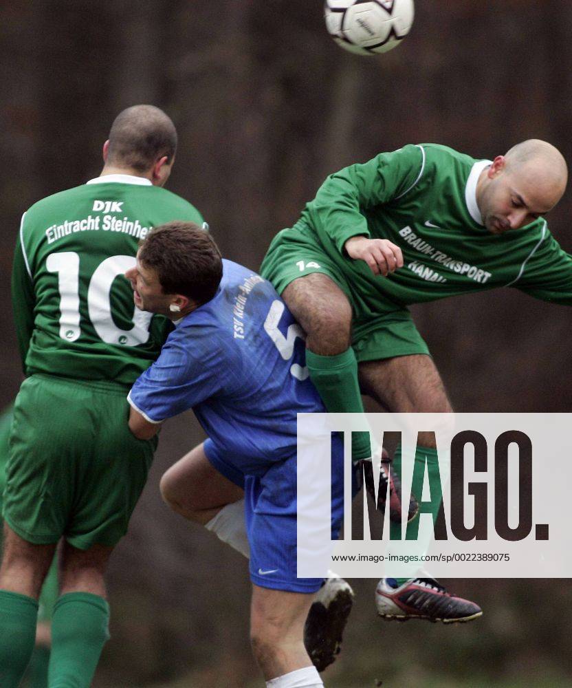 Fussball, Kreisliga B Offenbach, DJK Eintracht Steinheim - TSV Klein-Auheim, Fernando Agrelli (S, re), Tobias Glaffig (S, li), Markus Urban (K, mi)