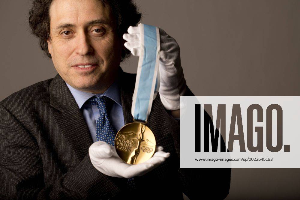 Jan. 15, 2016 - Toronto, ON, Canada - TORONTO, ON- JANUARY 15:.Robert Livingston photographed with Bo Berglund s 1980 Olympic silver medal that is up for auction.. Olymic memorabilia auction - ZUMAt14_