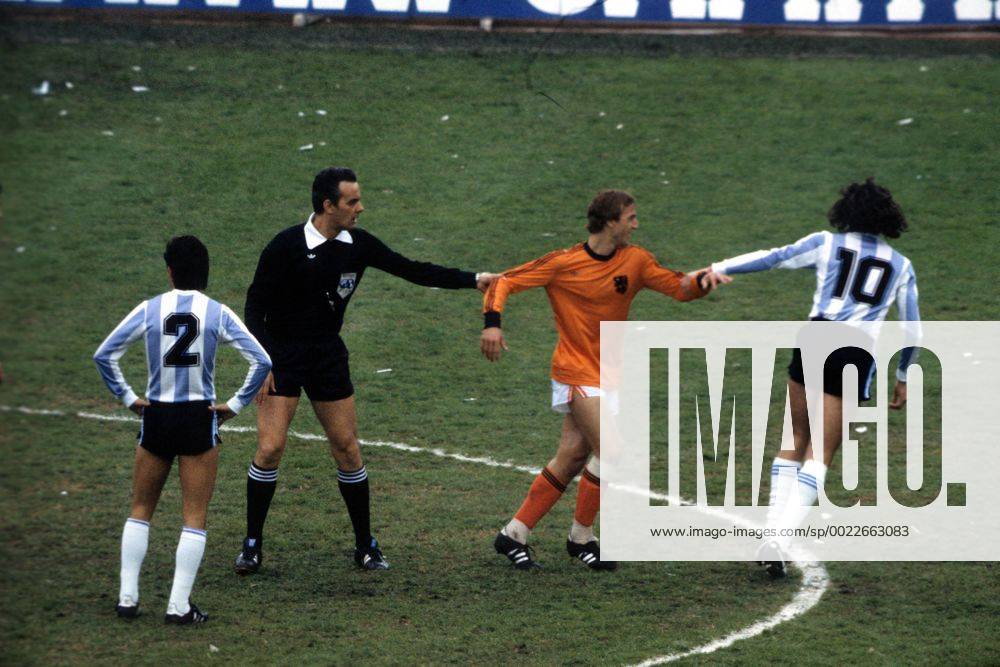 WM Finale 1978, wer hält hier wen? Johan Neeskens (Niederlande) zwischen Mario Kempes (Argentinien, re.) und FIFA Schiedsrichter Sergio Gonella (Italien)