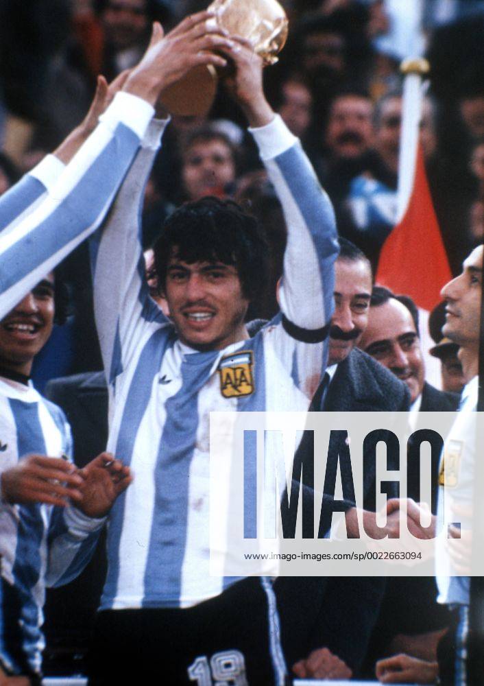 WM Finale 1978, Daniel Passarella präsentiert den WM Pokal - Argentinien ist Weltmeister