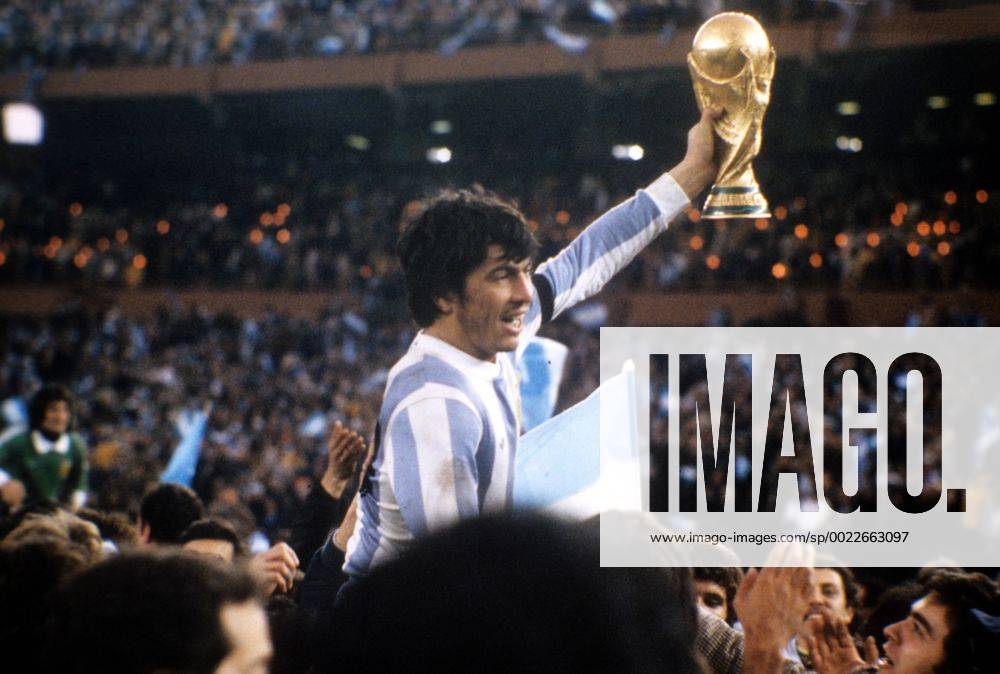 WM Finale 1978, Daniel Passarella präsentiert den WM Pokal - Argentinien ist Weltmeister