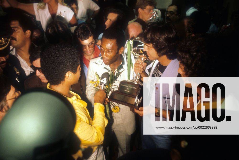 Cosmos New York ist us amerikanischer Meister 1977, Pele und Werner Roth präsentieren den Pokal