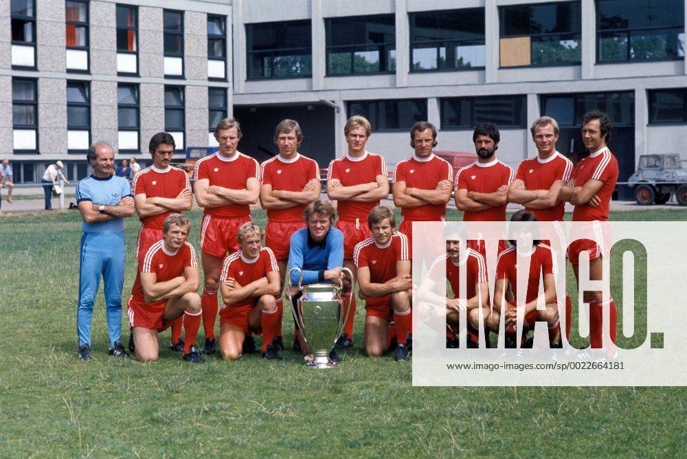 FC Bayern München mit dem Europapokal der Landesmeister, hi.v.li.: Trainer Dettmar Cramer, Hans Josef -Jupp- Kapellmann, Hans Georg -Katsche- Schwarzenbeck, Conny Torstensson, Karl Heinz Rummenigge, Franz -Bulle- Roth, Gerd Müller, Uli Hoeneß, Franz Beckenbauer, vorn: Björn Andersson, Bernd Dürnberger, Torwart Sepp Maier, Udo Horsmann, Rainer Künkel, Josef Weiß
