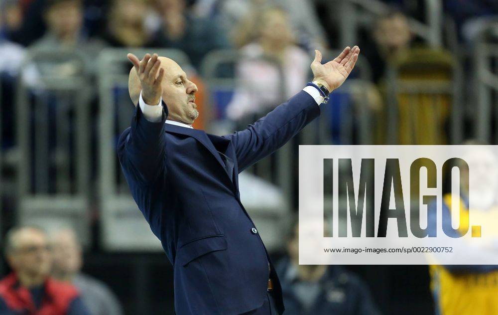 Sasa Obradovic (Trainer ALBA Berlin), gestikulierend an der Seitenlinie ALBA Berlin - s. Oliver Baskets Würzburg Basketball, BEKO BBL , Herren, men, Saison 2015 2016 Berlin, 17.2.2016 , Mercedes-Benz Arena