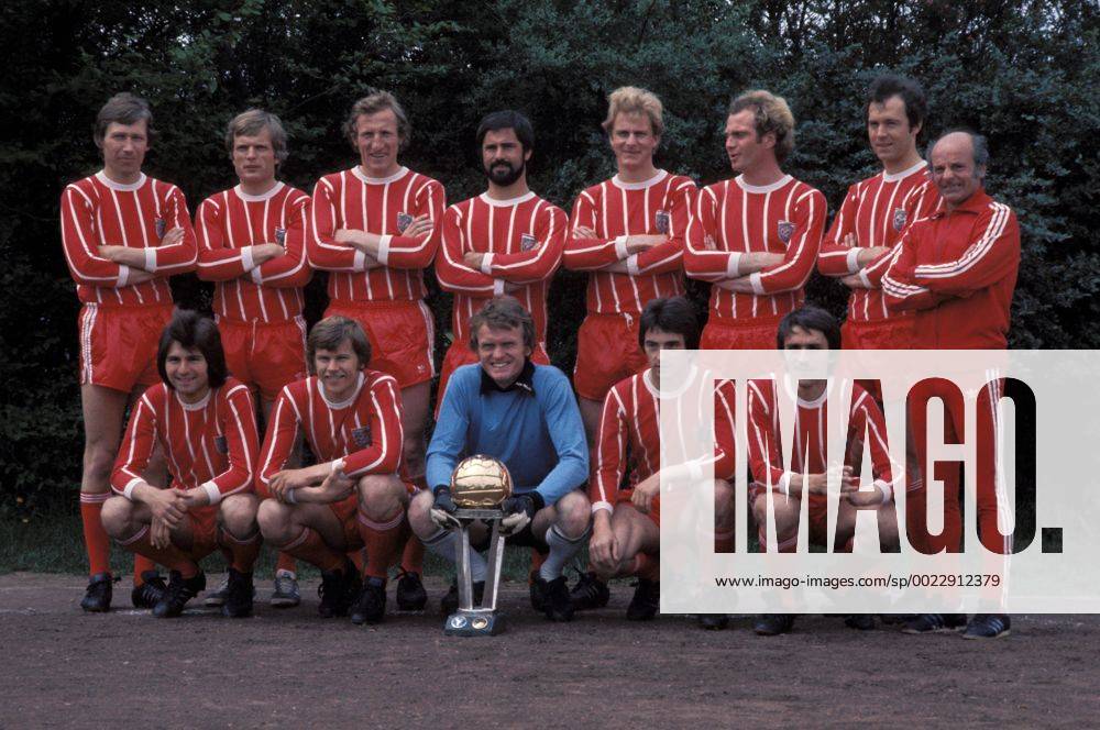 Mannschaftsfoto FC Bayern München mit Weltpokal, hi.v.li.: Conny Torstensson, Björn Andersson, Hans Georg -Katsche- Schwarzenbeck, Gerd Müller, Karl Heinz Rummenigge, Uli Hoeneß, Franz Beckenbauer, Trainer Dettmar Cramer, vorn: Josef Weiß, Udo Horsmann, Torwart Sepp Maier, Alfred Arbinger, Hans Josef -Jupp- Kapellmann