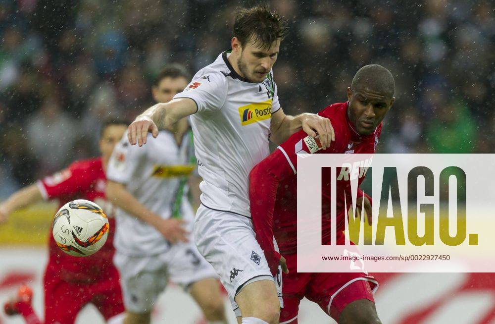 Mönchengladbach, Deutschland, 1.Fussball Bundesliga - Saison 2015 2016, Borussia Mönchengladbach - 1.FC Köln, Gladbachs Havard Nordtveit gegen Kölns Anthony Modeste