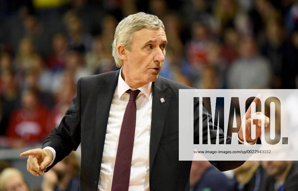 Basketball Beko Top 4, Finale, FC Bayern Muenchen - Alba Berlin,, v.l. Trainer Svetislav Pesic (Head Coach, FC Bayern Muenchen München Basketball) gibt Anweisungen, gestikuliert, mit den Armen gestikulieren gives instructions, gesticulate.