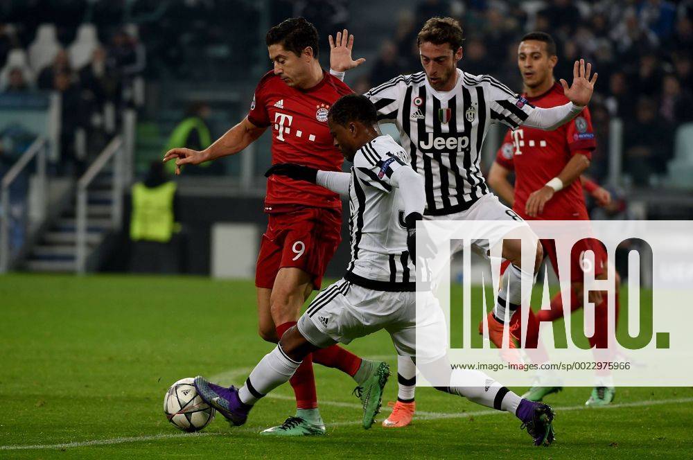 Fussball Champions League, Juventus Turin - FC Bayern Muenchen,, v.l. Robert Lewandowski (FC Bayern Muenchen), Patrice Evra (Juventus Turin), Claudio Marchisio (Juventus Turin)
