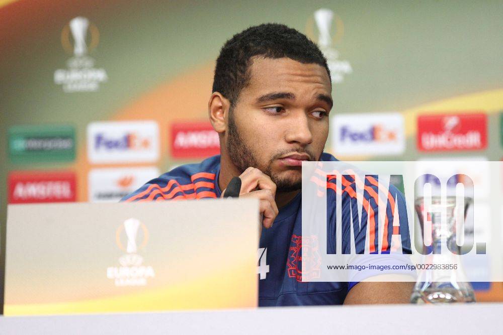 Leverkusen Jonathan Tah ( 4, Bayer 04 Leverkusen), PK und Training, Bayer 04 Leverkusen - Sporting Lissabon, Fussball, Europa League, 24.02.2016,