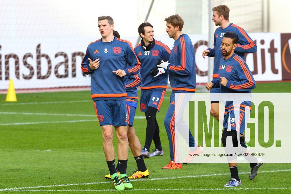 Leverkusen Lars Bender ( 8, Bayer 04 Leverkusen) mit Robbie Kruse ( 27, Bayer 04 Leverkusen), Stefan Kiessling ( 11, Bayer 04 Leverkusen), Christoph Kramer ( 23, Bayer 04 Leverkusen) und Karim Bellarabi ( 38, Bayer 04 Leverkusen), PK und Training, Bayer 04 Leverkusen - Sporting Lissabon, Fussball, Europa League, 24.02.2016,