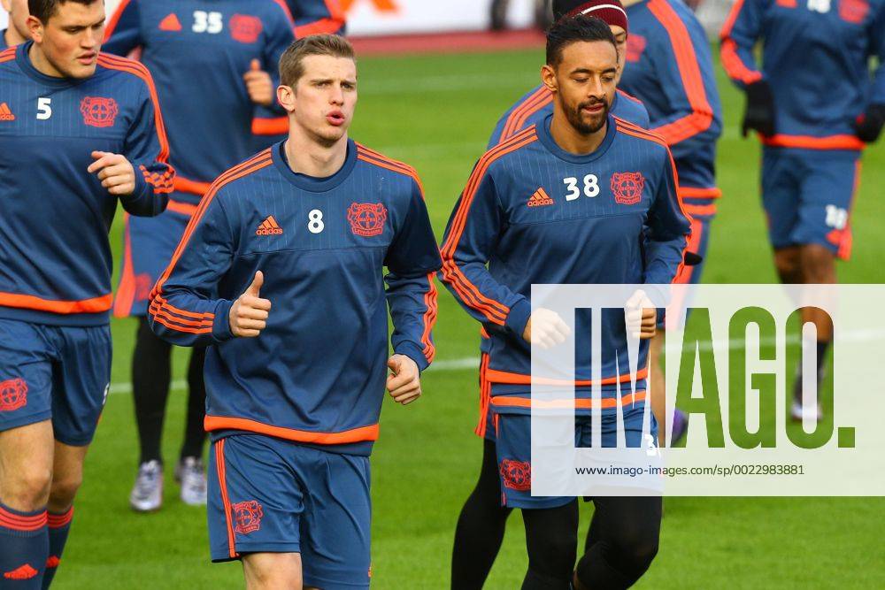 Leverkusen Lars Bender ( 8, Bayer 04 Leverkusen) mit Karim Bellarabi ( 38, Bayer 04 Leverkusen), PK und Training, Bayer 04 Leverkusen - Sporting Lissabon, Fussball, Europa League, 24.02.2016,