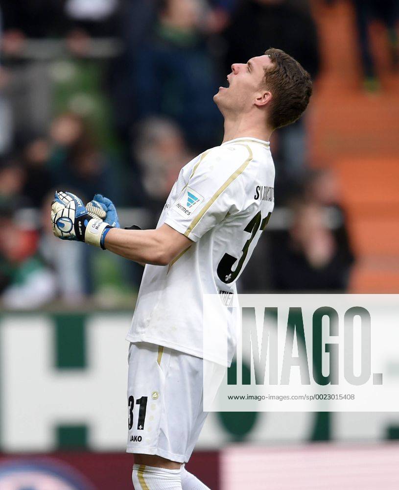 FUSSBALL 1. BUNDESLIGA SAISON 2015 2016 23. SPIELTAG SV Werder Bremen - SV Darmstadt 98 27.03.2016 Torwart Christian Mathenia (SV Darmstadt 98) jubelt ueber das Tor zum 1:1