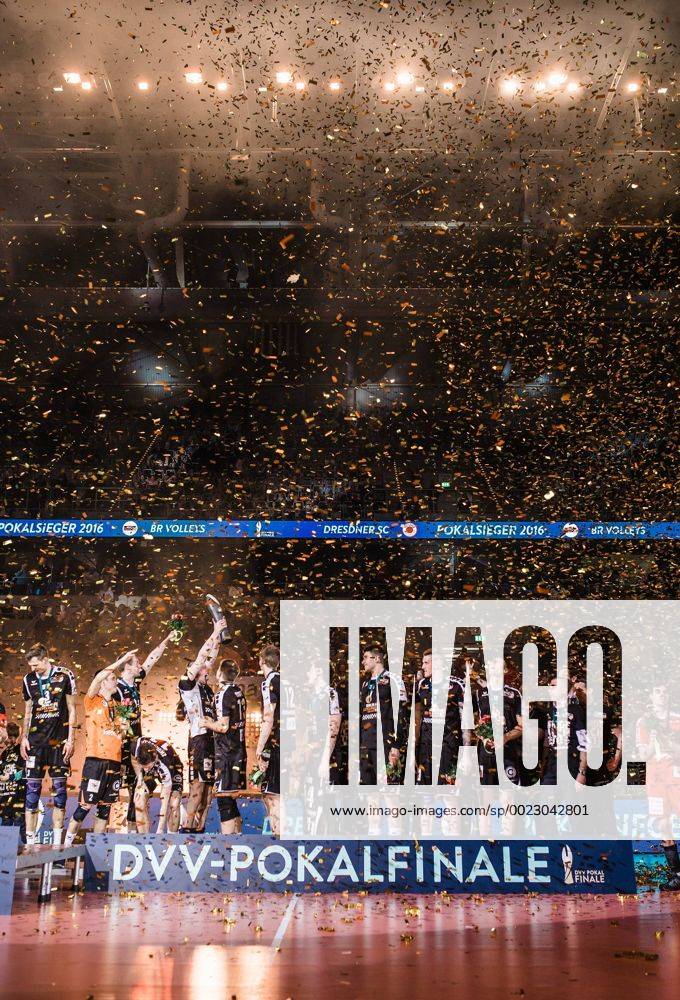 Themen der Woche - - SPORT Mannheim, Deutschland, 28.02.2016: Volleyball DVV Pokalfinale 2016 - Finale der Männer Maenner - TV Ingersoll Bühl Buehl - Berlin Recycling Volleys. Die BR Volleys gewinnen den DVV Pokal 2016. Siegerfoto mit Pokal.