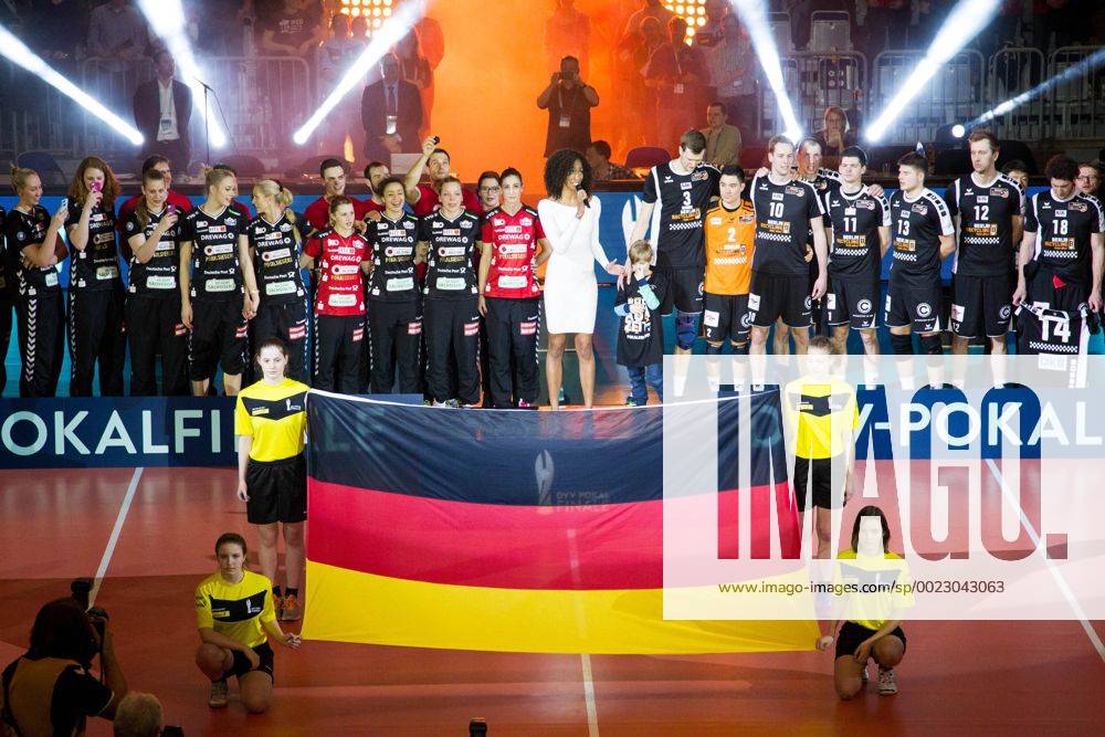 - SPORT Mannheim Norisha Campbel singt die Hymne; Volleyball DVV-Pokalfinale 2016, SAP-Arena, Mannheim Deutschland, 20160228; Finale Herren: TV Ingersoll Buehl vs Berlin Recycling Volleys