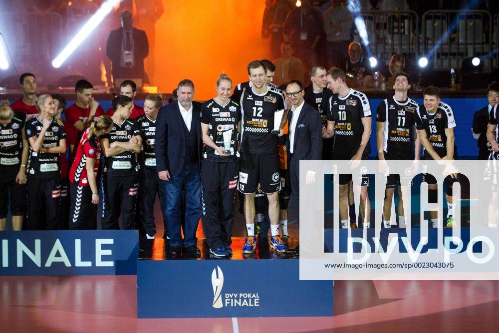 Mannheim MVP Michelle Bartsch ( 15 Dresdner SC) und Paul Carroll ( 12 Berlin Recycling Volleys); Volleyball DVV-Pokalfinale 2016, SAP-Arena, Mannheim Deutschland, 20160228; Finale Herren: TV Ingersoll Buehl vs Berlin Recycling Volleys