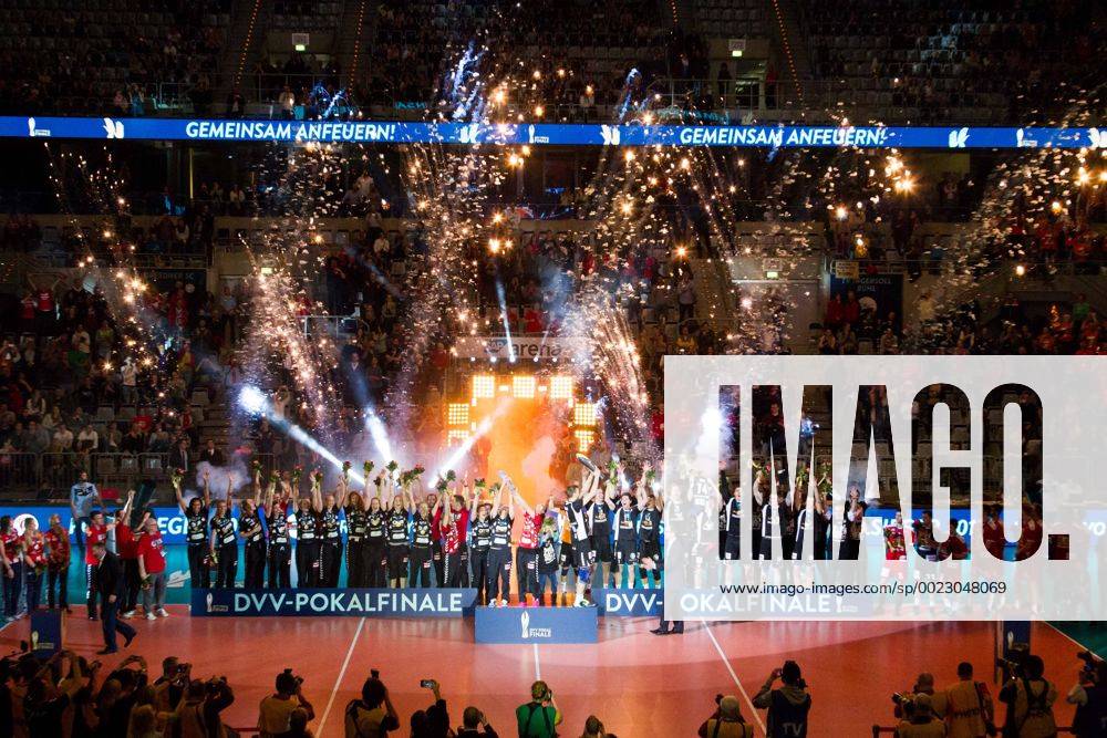 Mannheim Jubel Dresden und Berlin; Volleyball DVV-Pokalfinale 2016, SAP-Arena, Mannheim Deutschland, 20160228; Finale Herren: TV Ingersoll Buehl vs Berlin Recycling Volleys