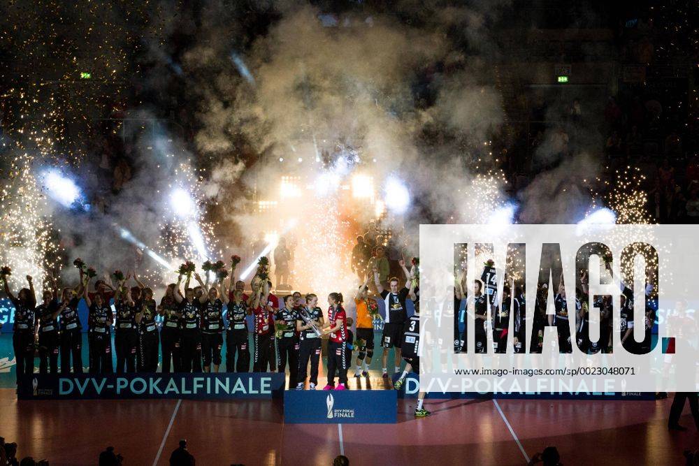 Mannheim Jubel Dresden und Berlin; Volleyball DVV-Pokalfinale 2016, SAP-Arena, Mannheim Deutschland, 20160228; Finale Herren: TV Ingersoll Buehl vs Berlin Recycling Volleys