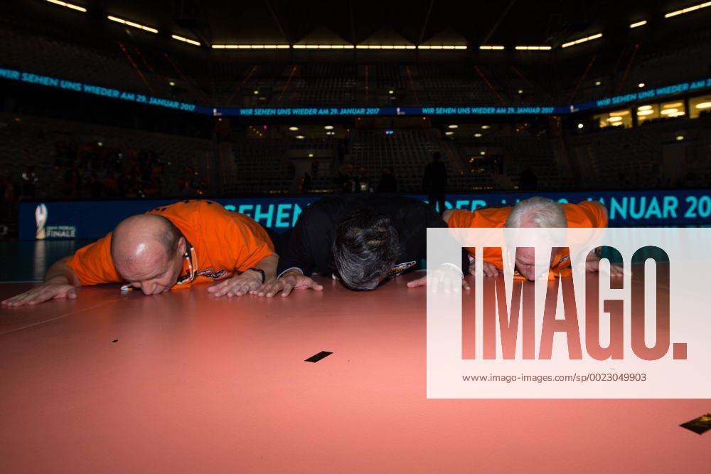 SAP Arena, Mannheim Volleyball, DVV-Pokal Finale, TV Ingersoll Bühl Buehl vs. Berlin Recycling Volleys Bernd Paul (Fanklub Berlin), Kaweh Niroomand (Manager Berlin), Günter Trotz (Ex-Geschaeftsfuehrer Berlin) kuessen den Hallenboden