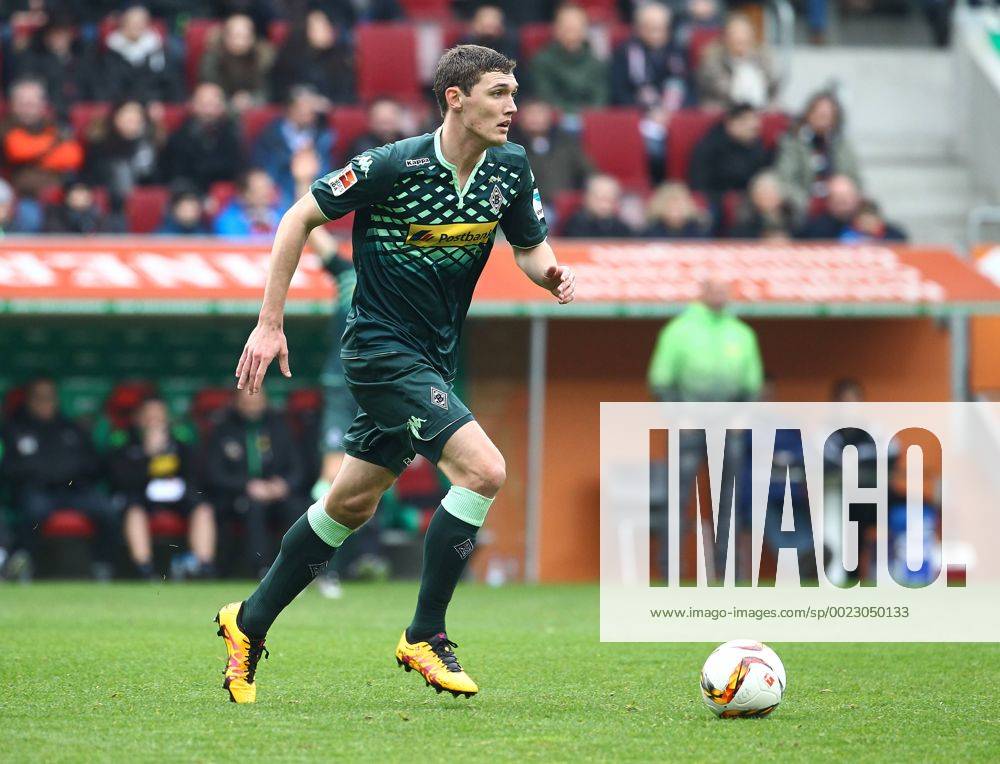 Andreas Christensen (Bor. Mönchengladbach) spielt den Ball, FC Augsburg vs. Borussia Mönchengladbach, 23. Spieltag