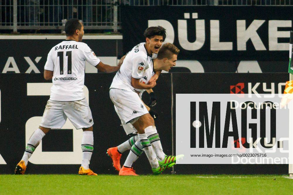 Moenchengladbach Raffael (Borussia Moenchengladbach 11), Mahmoud Dahoud (Borussia Moenchengladbach 8) und Patrick Herrmann (Borussia Moenchengladbach 7) beim Torjubel nach dem Treffer zum 3:0 beim Fussball Bundesligaspiel zwischen Borussia Moenchengladbach und dem VfB Stuttgart am 02.03.2016,