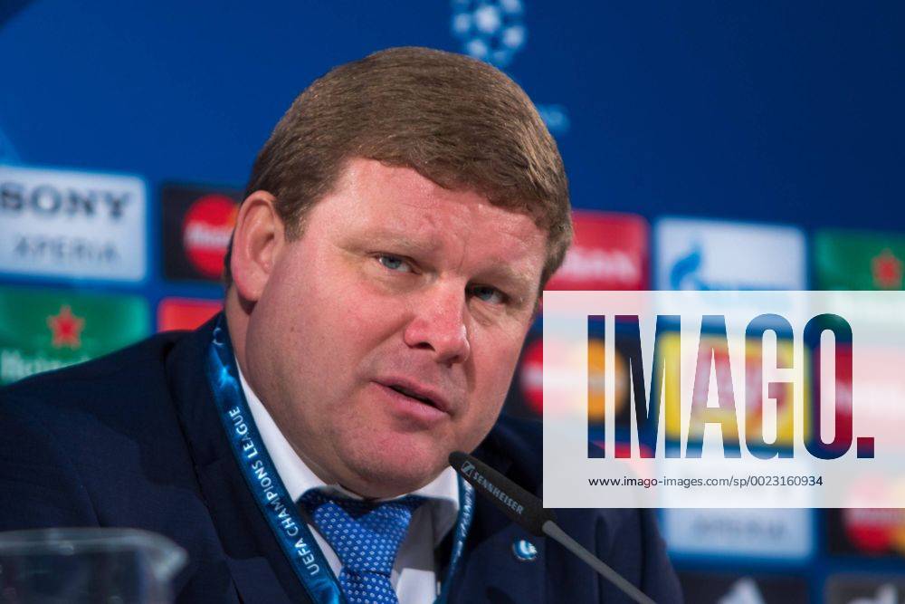 Fußball, UEFA Champions League, VfL Wolfsburg - KAA Gent; Hein Vanhaezebrouck (Trainer Gent) Portrait, Porträt, Einzelbild Pressekonferenz, PK, Presserunde.