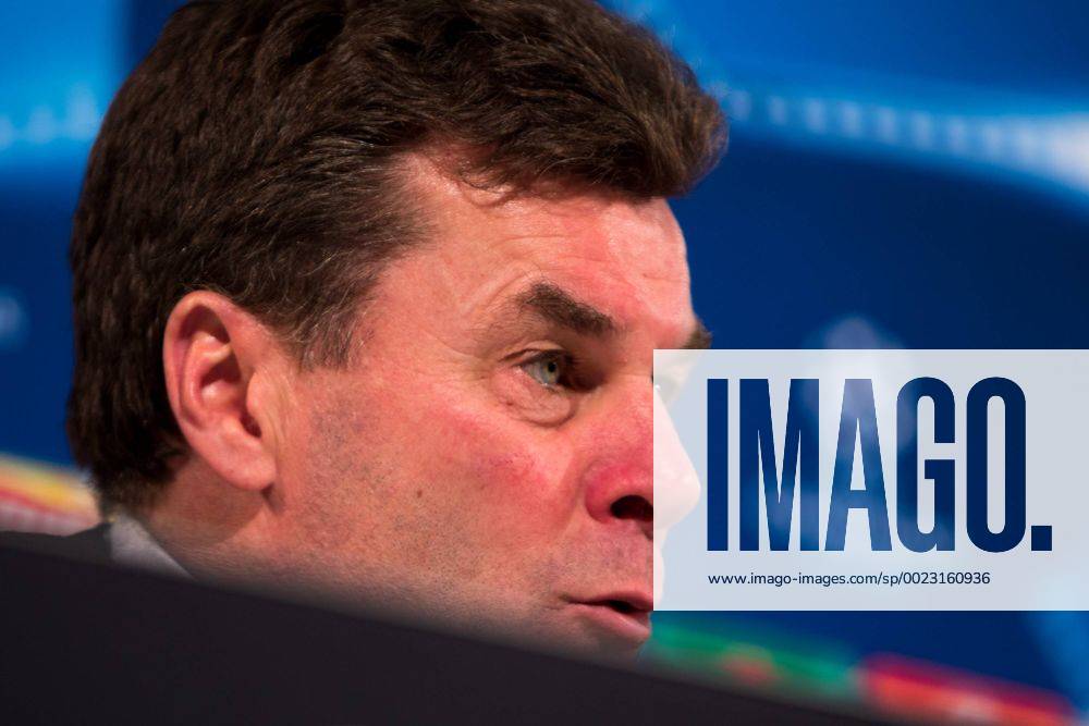 Fußball, UEFA Champions League, VfL Wolfsburg - KAA Gent; Dieter Hecking (Cheftrainer Wolfsburg) Portrait, Porträt, Einzelbild Pressekonferenz, PK, Presserunde.