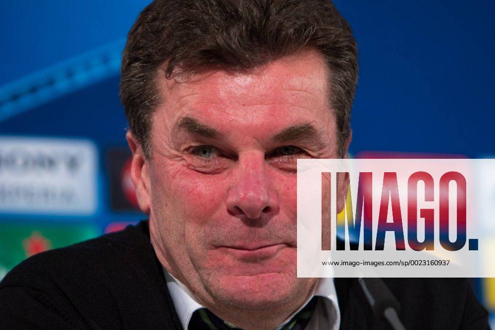 Fußball, UEFA Champions League, VfL Wolfsburg - KAA Gent; Dieter Hecking (Cheftrainer Wolfsburg) Portrait, Porträt, Einzelbild Pressekonferenz, PK, Presserunde.