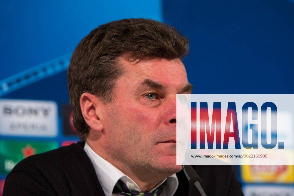 Fußball, UEFA Champions League, VfL Wolfsburg - KAA Gent; Dieter Hecking (Cheftrainer Wolfsburg) Portrait, Porträt, Einzelbild Pressekonferenz, PK, Presserunde.
