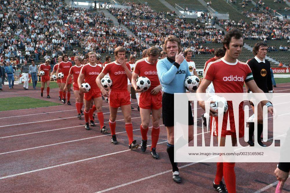 Einmarsch zum Spiel FC Bayern München gegen Fortuna Düsseldorf, v.re.: Torwart Wilfried Woyke, Franz Beckenbauer, Torwart Sepp Maier, Hans Georg -Katsche- Schwarzenbeck, Udo Horsmann, Björn Andersson, Bernd Dürnberger, Bernd Dürnberger, Josef Weiß