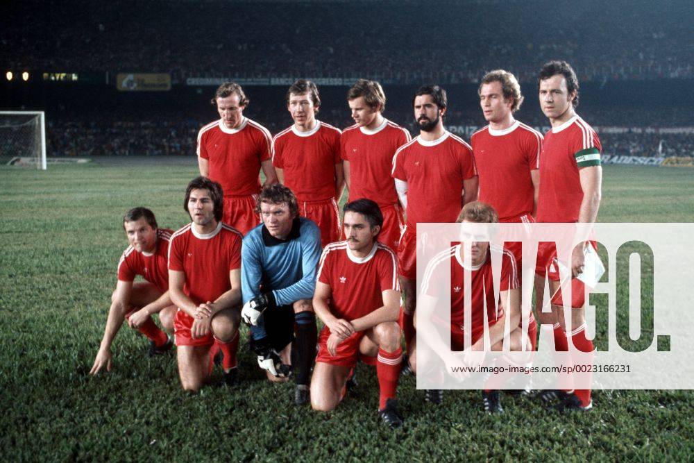 Mannschaftsfoto FC Bayern München, hi.v.li.: Hans Georg -Katsche- Schwarzenbeck, Conny Torstensson, Udo Horsmann, Gerd Müller, Uli Hoeneß, Franz Beckenbauer, vorn: Björn Andersson, Josef Weiß, Torwart Sepp Maier, Hans Josef -Jupp- Kapellmann, Karl Heinz Rummenigge