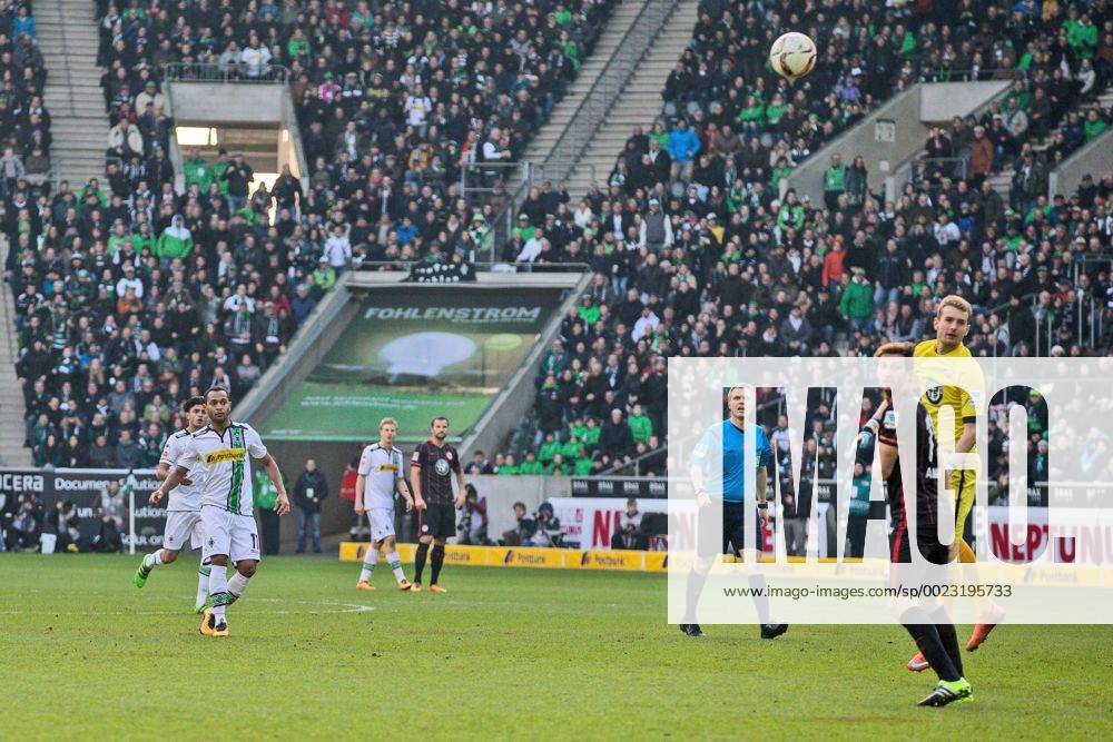 Moenchengladbach Raffael (Borussia Moenchengladbach 11) mit dem Tor zum 2:0 gegen Torwart Lukas Hradecky (Eintracht Frankfurt 1) und David Angel Abraham (Eintracht Frankfurt 19) beim Fussball Bundesligaspiel zwischen Borussia Moenchengladbach und Eintracht Frankfurt am 12.03.2016,