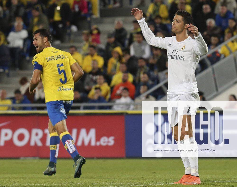 Real Madrid Portuguese forward Cristiano Ronaldo (R) reacts after a referee s decission during a Liga Primera Division 29th journey match held at Gran Canaria stadium in Las Palmas de Gran Canaria, Canary Islands, Spain, 13 March 2016. A. LAS PALMAS VS REAL MADRID !ACHTUNG: NUR REDAKTIONELLE NUTZUNG! CAN032 20160313-635935076789916991