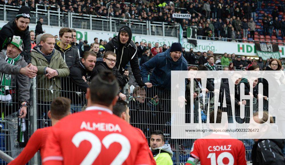 Fans von Hannover beschimpfen die Spieler, Hass, frustriert, Frust, Enttaeuschung, enttaeuscht, Niedergeschlagen, Niederlage, Fussball 1. Bundesliga, 26. Spieltag, Hannover 96 (H) - 1.FC Koeln (K) 0:2, am 12.03.2016 in Hannover Deutschland. Â