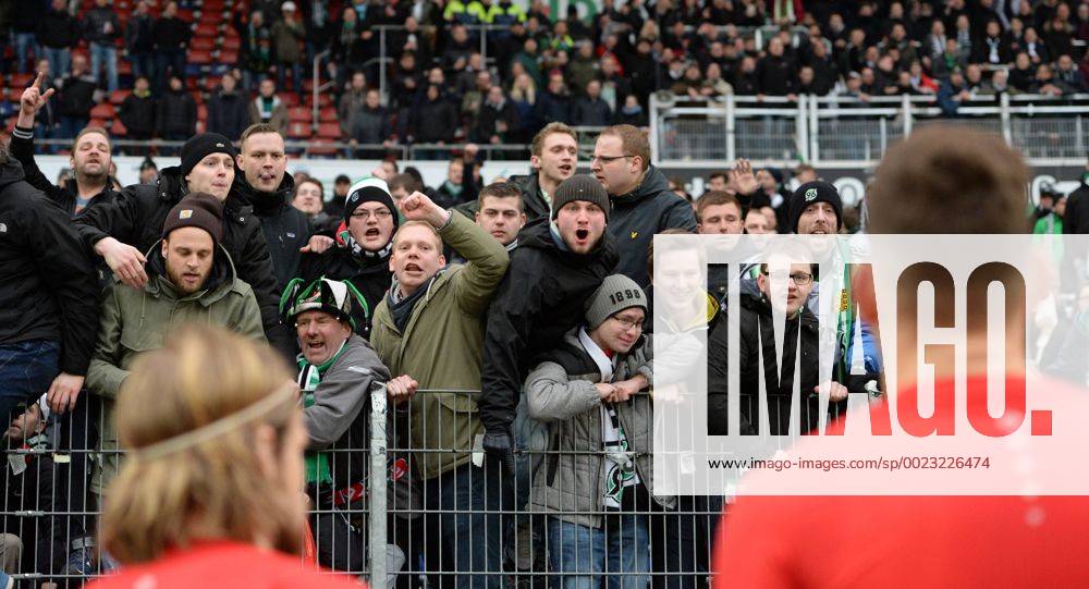 Fans von Hannover beschimpfen die Spieler, Hass, frustriert, Frust, Enttaeuschung, enttaeuscht, Niedergeschlagen, Niederlage, Fussball 1. Bundesliga, 26. Spieltag, Hannover 96 (H) - 1.FC Koeln (K) 0:2, am 12.03.2016 in Hannover Deutschland. Â