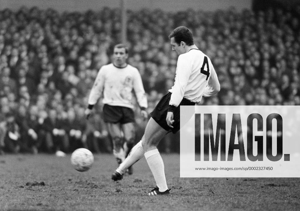Franz Beckenbauer (BR Deutschland) am Ball Fußball Länderspiel Herren EM Qualifikation 1967, Nationalteam, Nationaltrikot, BRD, Vneg, Vsw Einzelbild Dortmund Dynamik, Fußball Länderspiel Herren EM Qualifikation 1967, Nationalteam, Nationaltrikot, BRD, Vneg, Vsw Einzelbild Dortmund Dynamik,