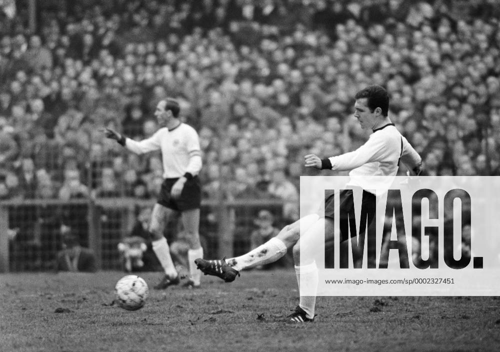 Franz Beckenbauer (BR Deutschland) am Ball Fußball Länderspiel Herren EM Qualifikation 1967, Nationalteam, Nationaltrikot, BRD, Vneg, Vsw Einzelbild Dortmund Dynamik, Fußball Länderspiel Herren EM Qualifikation 1967, Nationalteam, Nationaltrikot, BRD, Vneg, Vsw Einzelbild Dortmund Dynamik,
