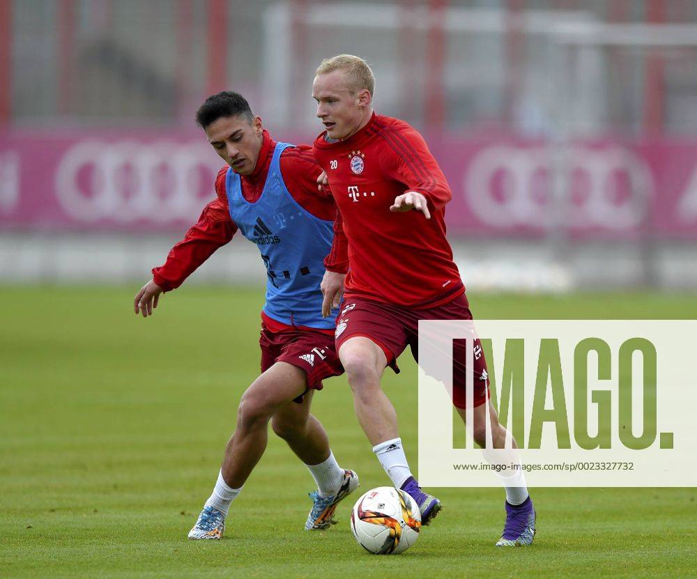 Fussball 1.Bundesliga 2015 2016, FC Bayern München, Training an der Säbenerstrasse. Sebastian Rode (re, FC Bayern München) im Zweikampf mit Yousef Emghames (li, Bayern).