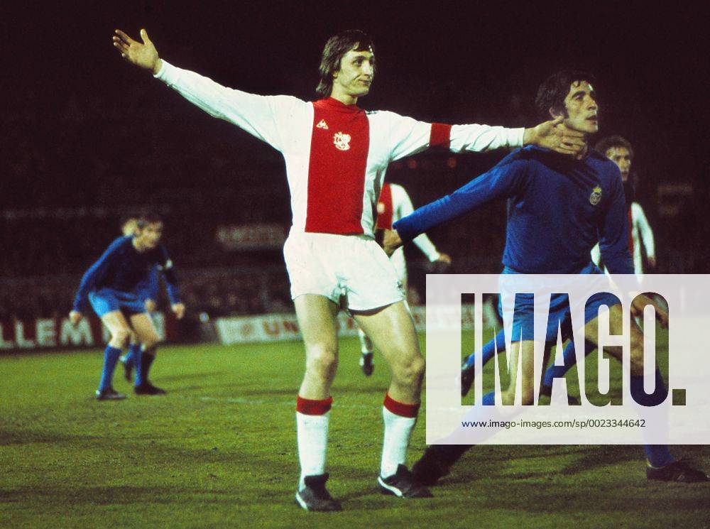 Football - 1972 1973 European Cup - Semi-Final, First Leg: Ajax 2 Real Madrid 1 Ajax captain Johan Cruyff, left, and Madrid s Gregorio Goyo Benito at the Olympisch Stadion, Amsterdam, the Netherlands. 11 04 1973