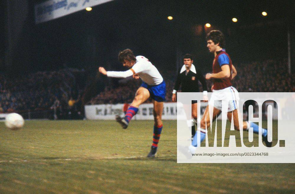 Football - 1977 1978 UEFA Cup - Quarter-Final, First Leg: Aston Villa 2 Barcelona 2 Barcelona s Johan Cruyff and Villa s David Evans at Villa Park. 01 03 1978 Barcelona won the second leg 2-1 to go through 4-3 on aggregate.