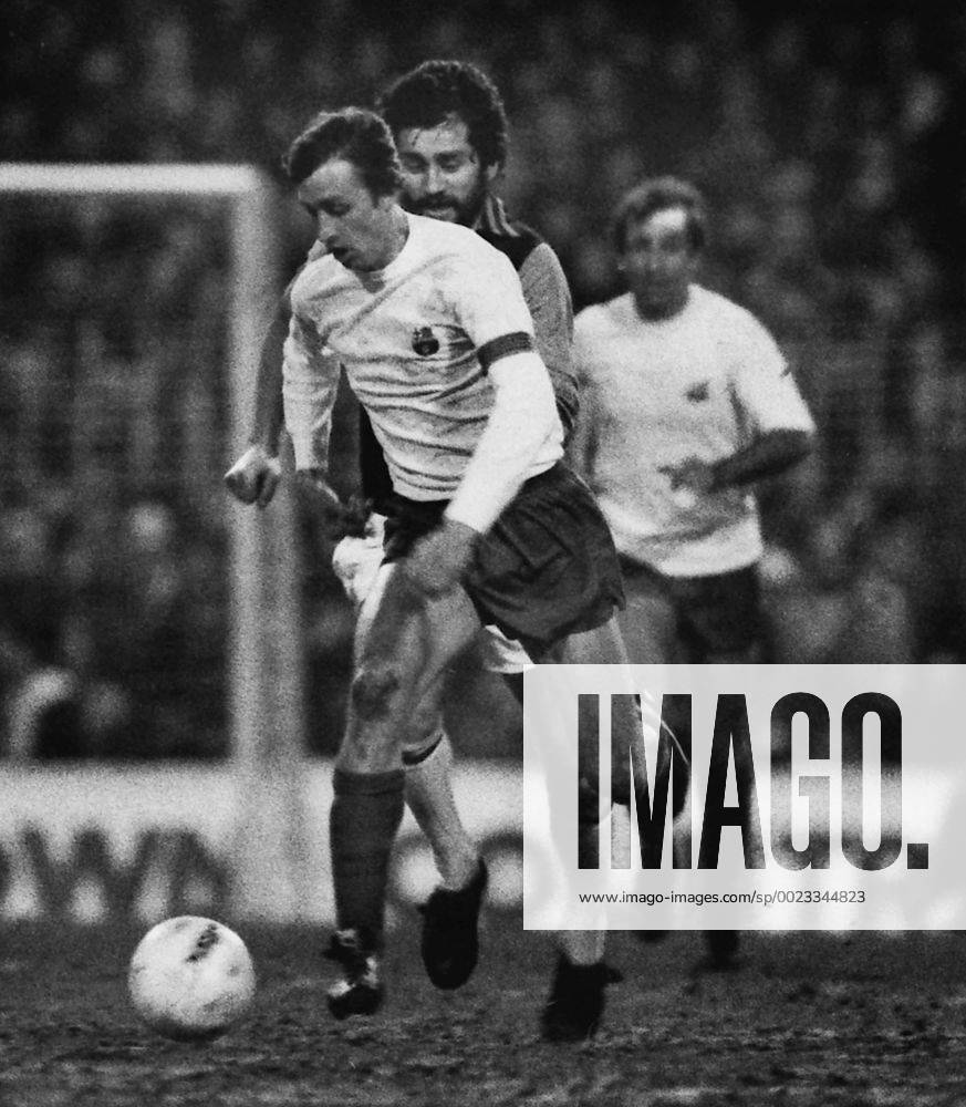 Football - 1977 1978 UEFA Cup - Quarter-Final, First Leg: Aston Villa 2 Barcelona 2 Johan Cruyff - Barcelona Dennis Mortimer - Aston Villa at Villa Park. 01 03 1978 Barcelona won the second leg 2-1 to go through 4-3 on aggregate.
