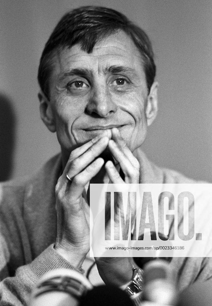 An archive picture dated 7 March 1991 that shows FC Barcelona Barca Dutch coach Johan Cruyff during a presser at the Sant Jodi Clinic in Barcelona, Catalonia, Spain, where he underwent sugery after a heart attack. Cruyff died at 68 in Barcelona, 24 March 2016, after months of fighting a loan cancer. EFE Julian Martin DUTCH SOCCER COACH JOHAN CRUYFF DIES AT 68 IN BARCELONA !ACHTUNG: NUR REDAKTIONELLE NUTZUNG! CRU001 20160324-635944417247316649