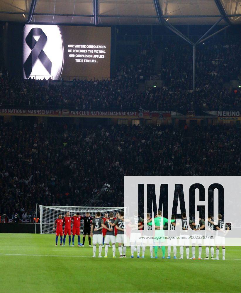 Fußball, Länderspiel, Deutschland - England, Schweigeminuter für die Opfer der Anschläge von Brüssel Schweigeminute vor Spielbeginn wegen Terroropfer in Belgieb Brüssel Fußball Fussball Länderspiel Saison 2015 2016 26.03.2016 DFB Nationalmannschaft Deutschland vs. England in Berlin