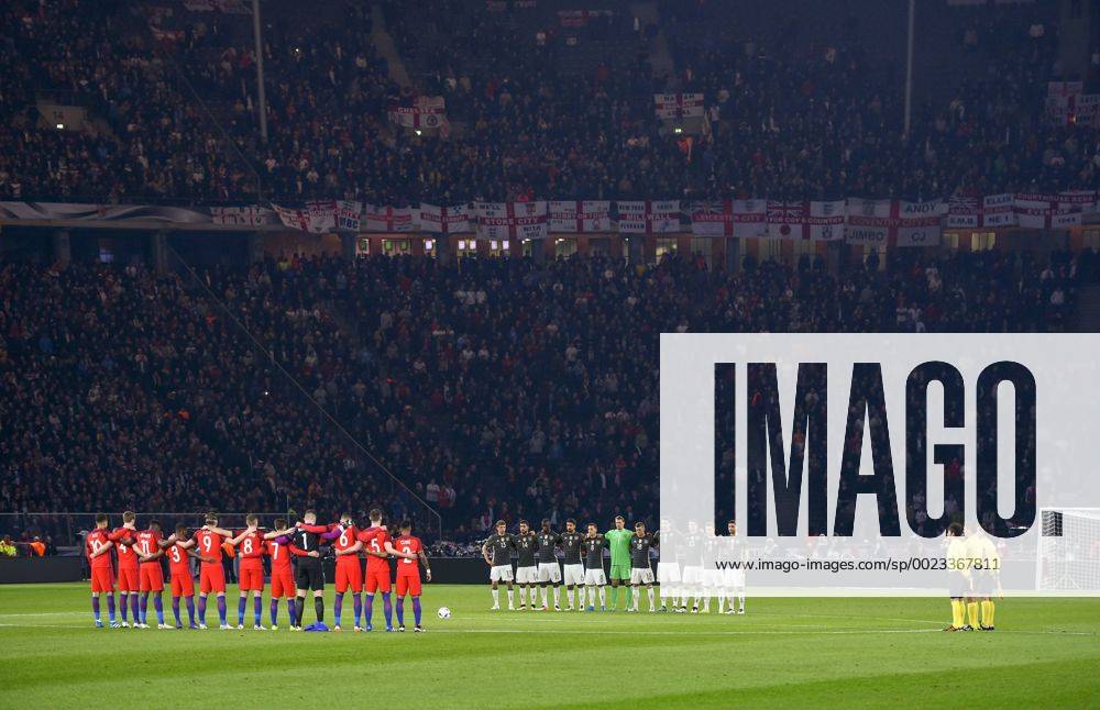 Fußball, Länderspiel, Deutschland - England, Schweigeminuter für die Opfer der Anschläge von Brüssel TESTSPIEL IM BERLINER OLYMPIASTADION Deutschland - England 26.03.2016 Die Nationalmannschaften von Deutschland und England anlaesslich einer Gedenkminute