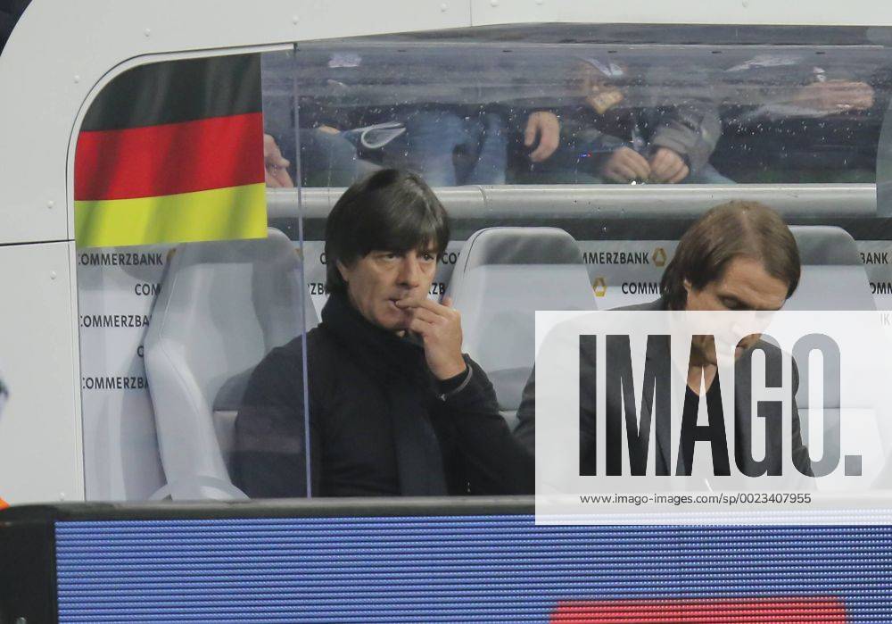 DFB Bundestrainer Joachim Jogi LOEW, LÖW,Thomas SCHNEIDER, DFB Co-Trainer, Assistenztrainer Halbfigur, Freisteller , Aktion, Einzelbild, Portrait, Porträt, reden, diskutieren, streiten, unterhalten, Aktion DEUTSCHLAND - ITALIEN (4 -1 ) Freundschaftsspiel, friendly match, Deutsche Fussball Nationalmannschaft, DFB am 29.03.2016 in Muenchen.