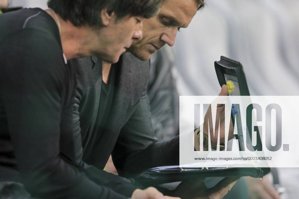 DFB Bundestrainer Joachim Jogi LOEW, LÖW,Thomas SCHNEIDER, DFB Co-Trainer, Assistenztrainer mit Taktiktafel Training Taktik Aufstellung DEUTSCHLAND - ITALIEN (4 -1 ) Freundschaftsspiel, friendly match, Deutsche Fussball Nationalmannschaft, DFB am 29.03.2016 in Muenchen.
