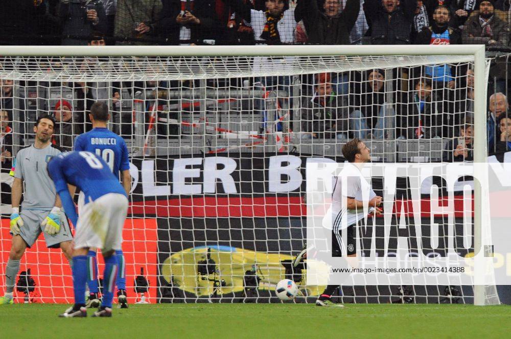 Torjubel Mario GOETZE;GÖTZE (GER) nach Tor zum 2-0,Aktion,Jubel,Freude,Begeisterung,li:Gianluigi Buffon (ITA),Torwart,Thiago MOTTA (ITA),Leonardo BONUCCI (ITA),Enttaeuschung,Frust,enttaeuscht,frustriert,niedergeschlagen,Aktion. Fussball Laenderspiel, Freundschaftsspiel, Deutschland (GER) - Italien (ITA) 4-1, am 29.03.2016 in MUENCHEN A L L I A N Z A R E N A.