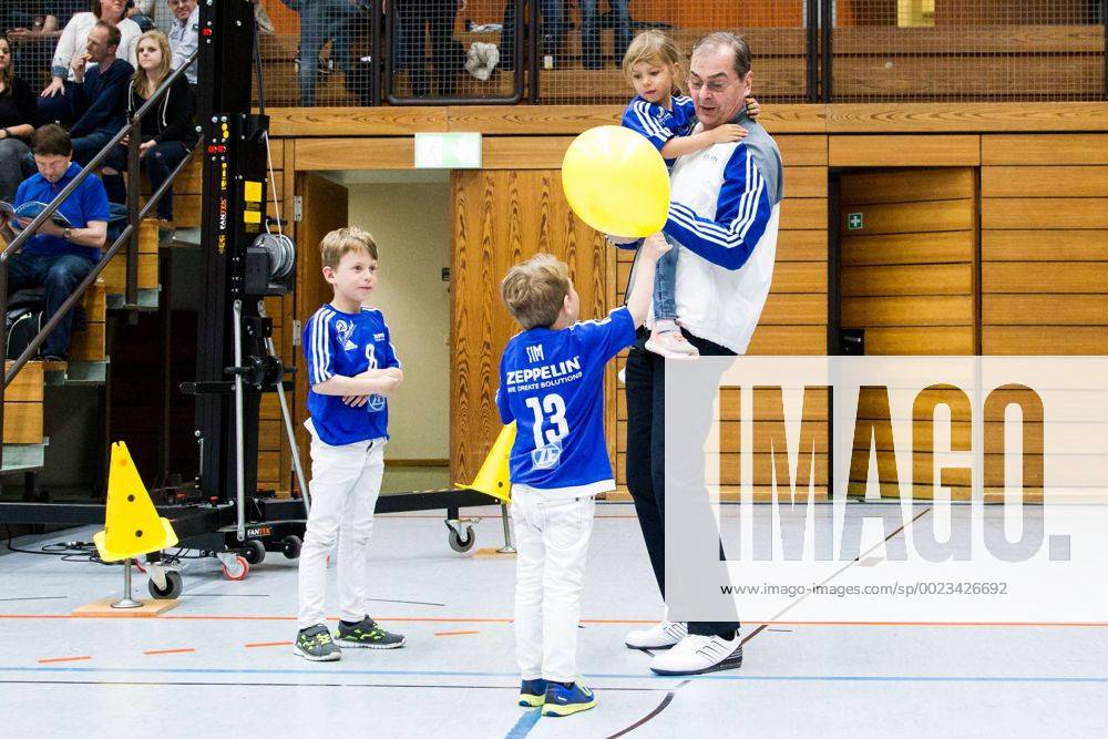 Herrsching Stelian Moculescu (Trainer Coach, Friedrichshafen) keummert sich um den Nachwuchs Kinder Jugend; Volleyball Bundesliga Herren Play-Off Viertelfinale, Nikolaushalle, Herrsching Germany, 20160331; Partie TSV Herrsching vs VfB Friedrichshafen;