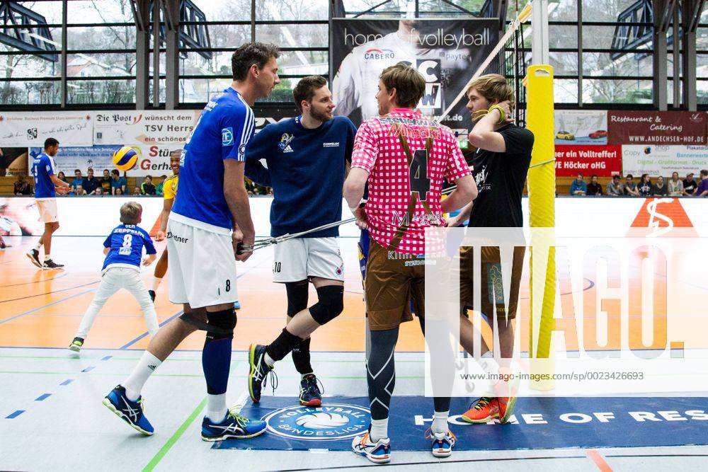 Herrsching Gemeinsamer Warm-Up: Bjoern Andrae ( 8, Friedrichshafen), Simon Tischer ( 10, Friedrichshafen), Patrick Steuerwald (4 Herrsching) und Ferdinand Tille (7 Herrsching); Volleyball Bundesliga Herren Play-Off Viertelfinale, Nikolaushalle, Herrsching Germany, 20160331; Partie TSV Herrsching vs VfB Friedrichshafen;